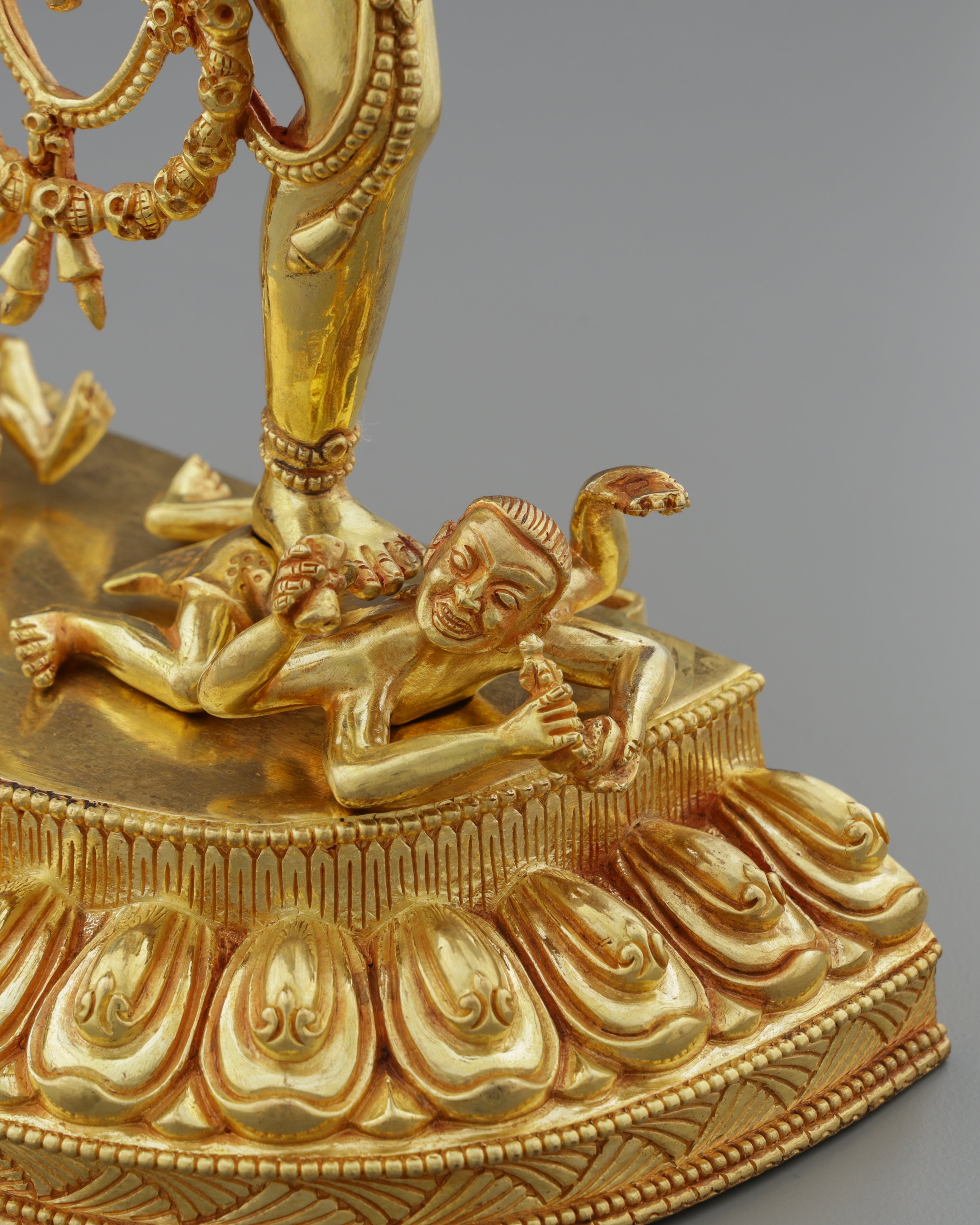 Chinnamasta Statue | Golden Embodiment of Transcendent Wisdom and Self-Sacrifice