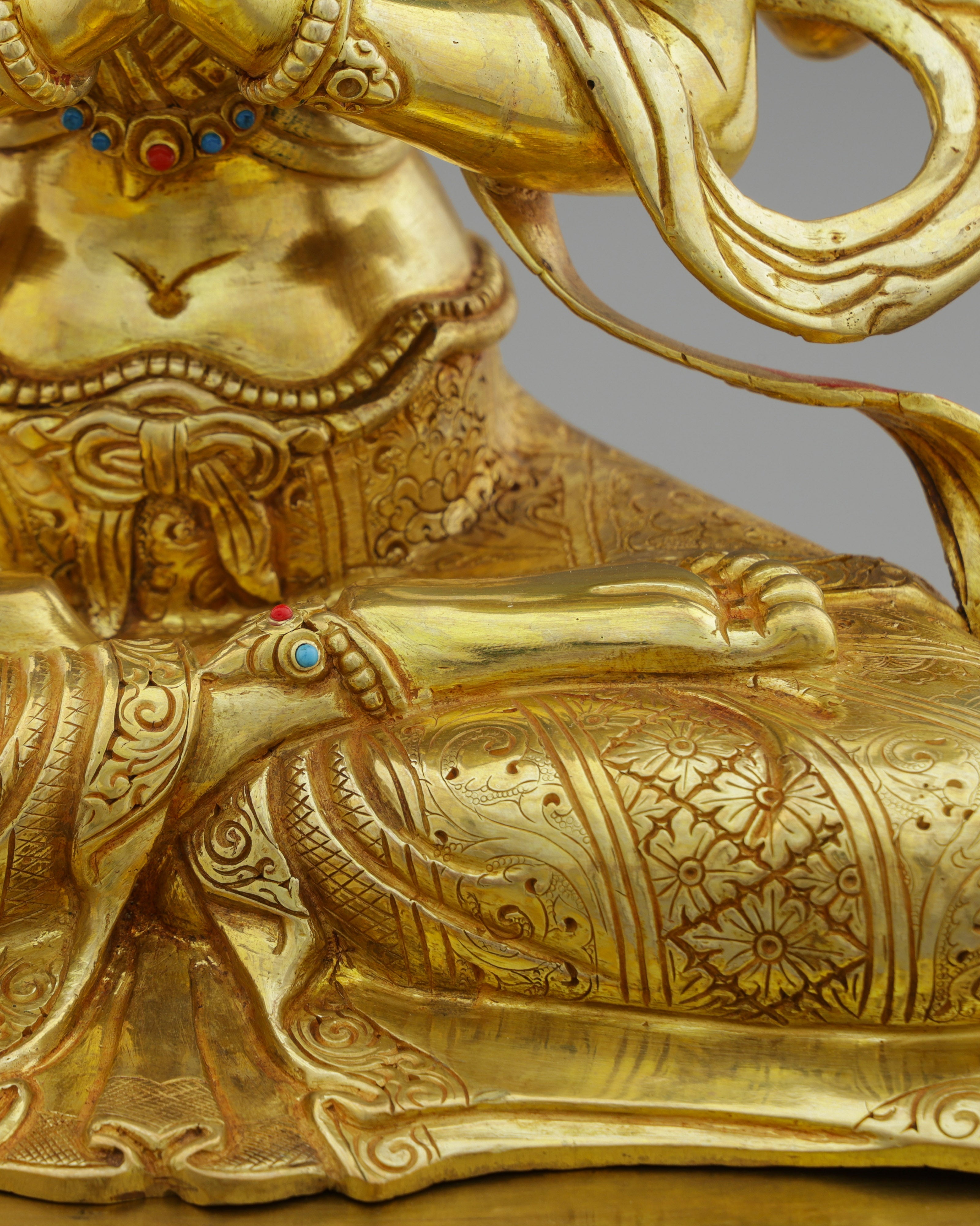 Chengresi Statue | The Golden Embodiment of Infinite Compassion