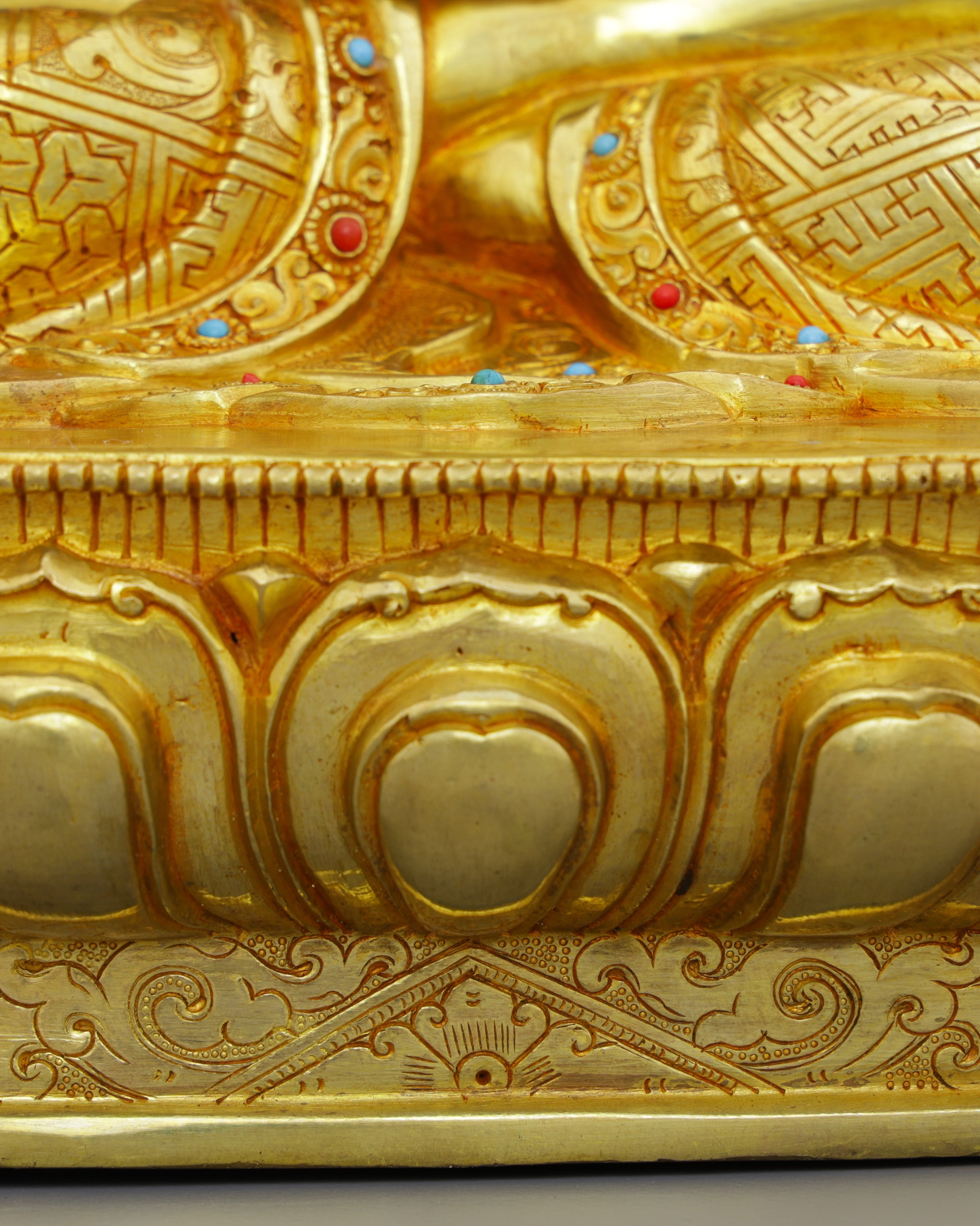 Sakyamuni Buddha Statue | The Enlightened One in Resplendent Gold