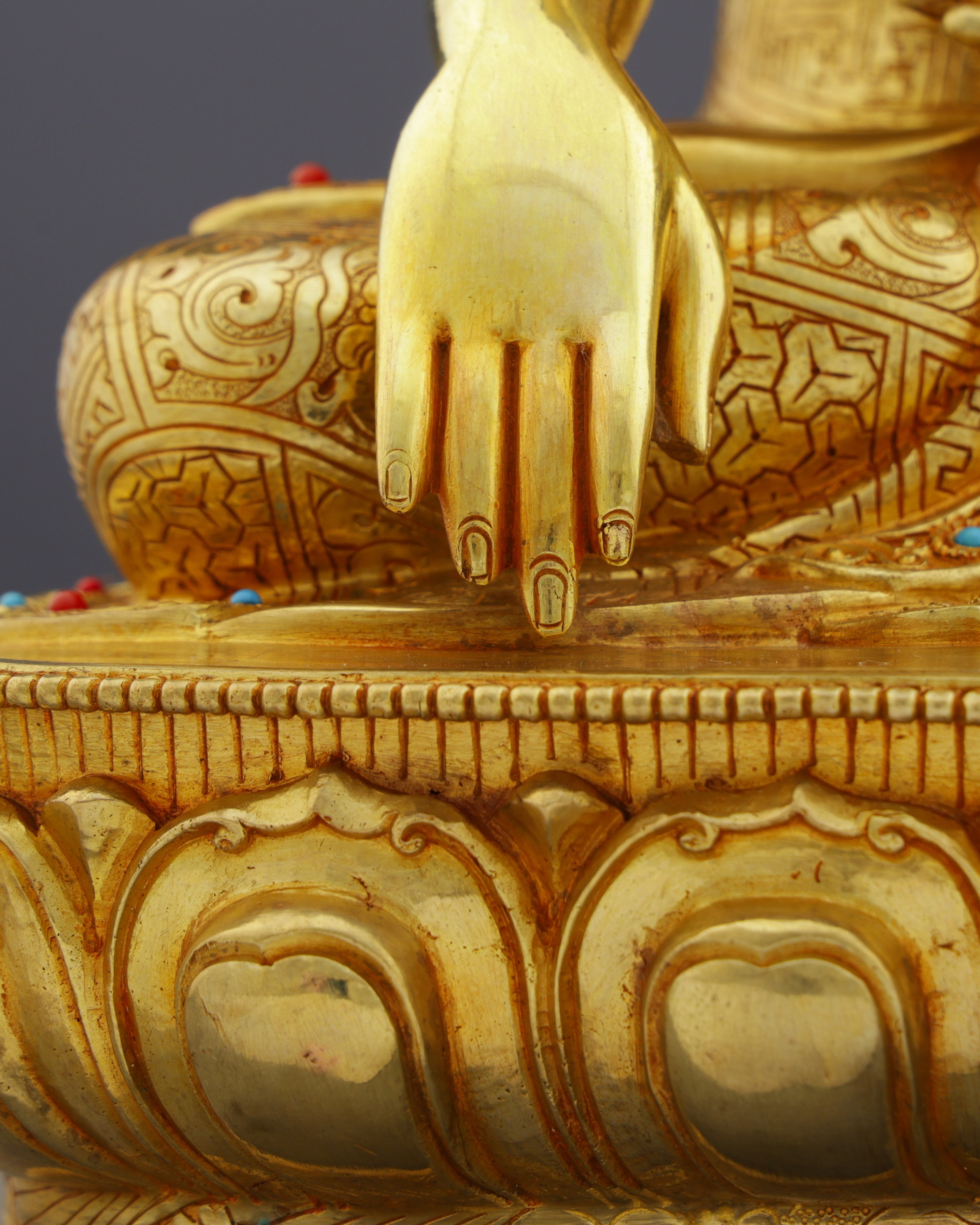 Sakyamuni Buddha Statue | The Enlightened One in Resplendent Gold