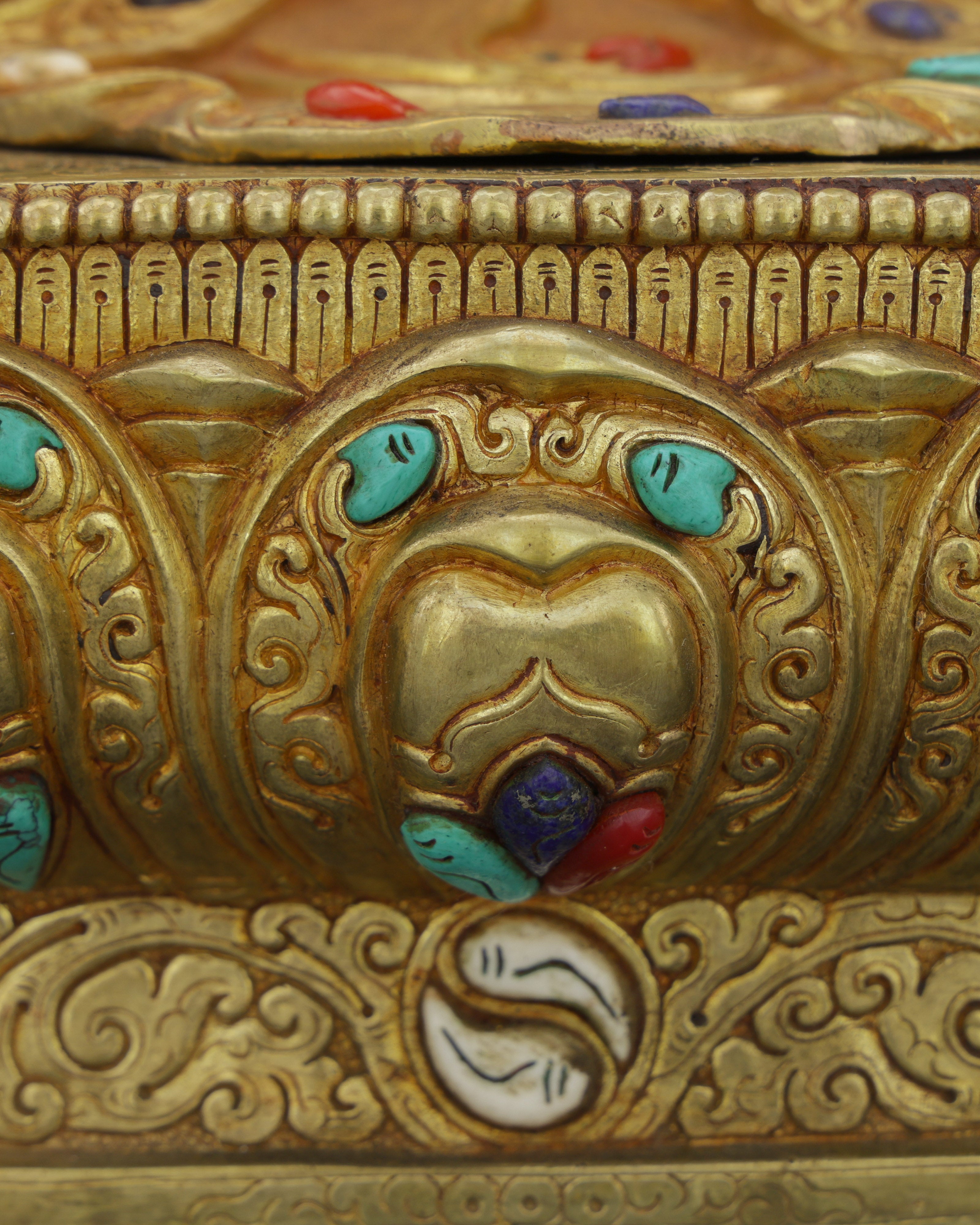 Sakyamuni Buddha Statue | Magnificent Enlightenment in Gold and Gems