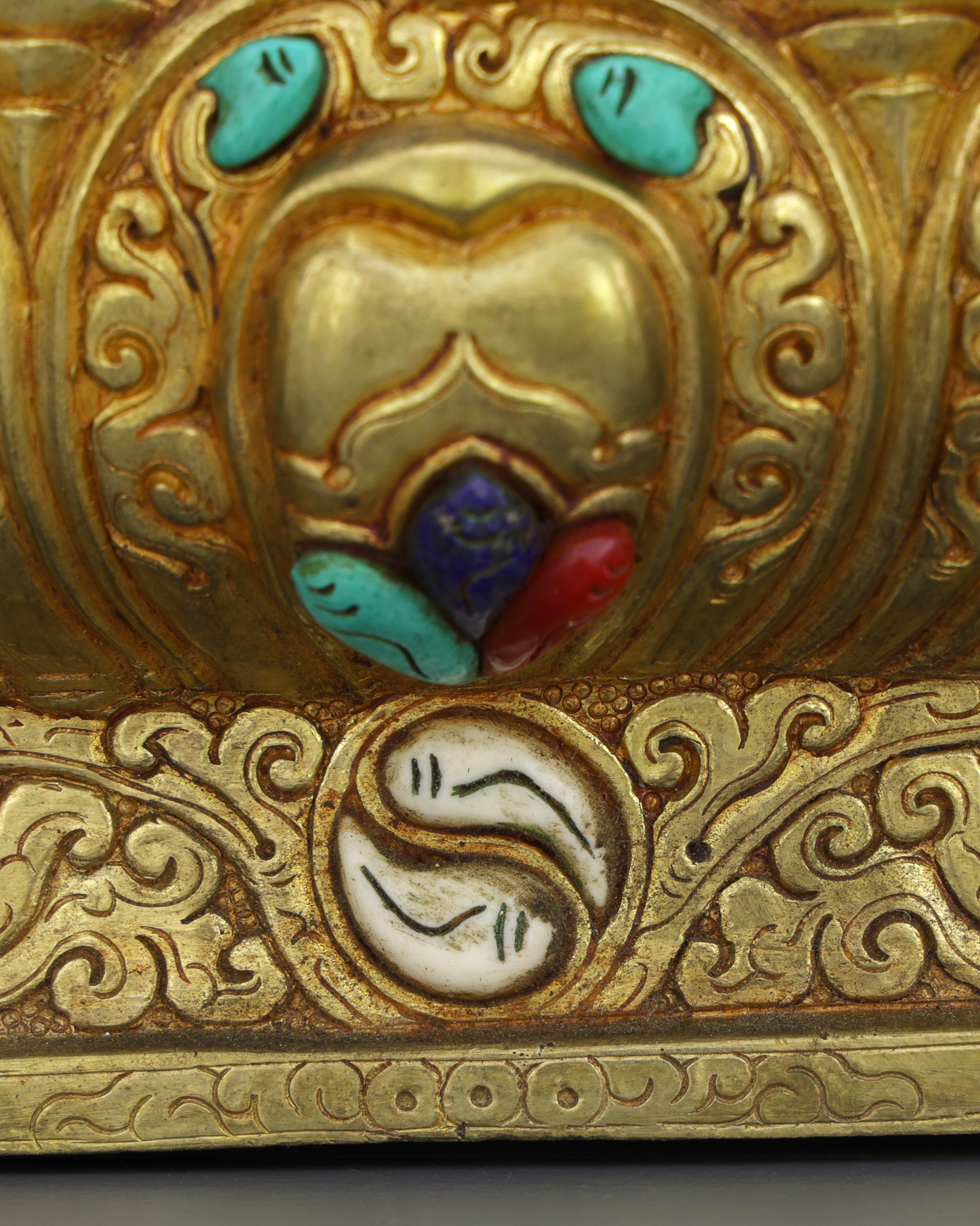 Sakyamuni Buddha Statue | Magnificent Enlightenment in Gold and Gems