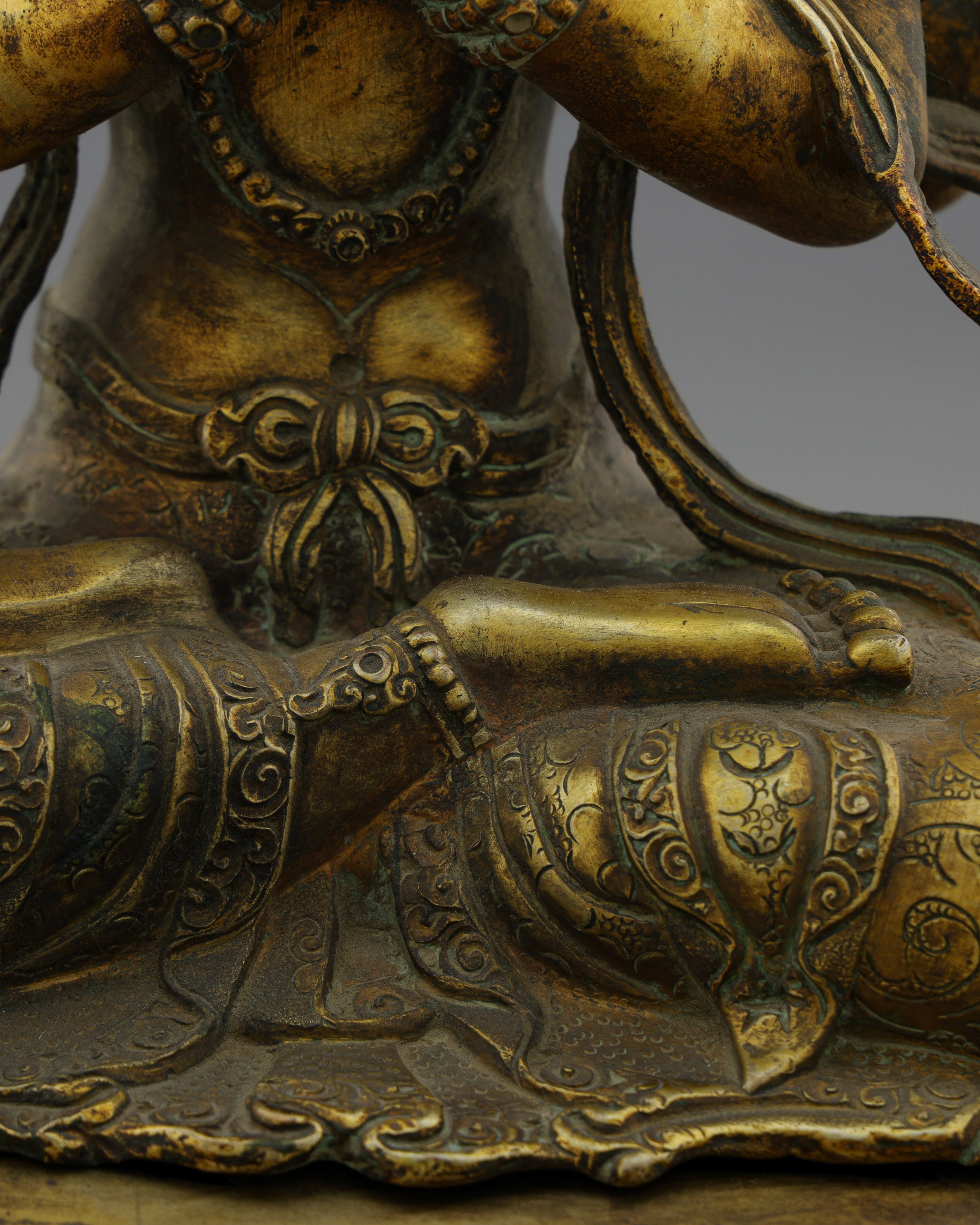 Antique Chengresi Statue | Golden Guardian of Compassion