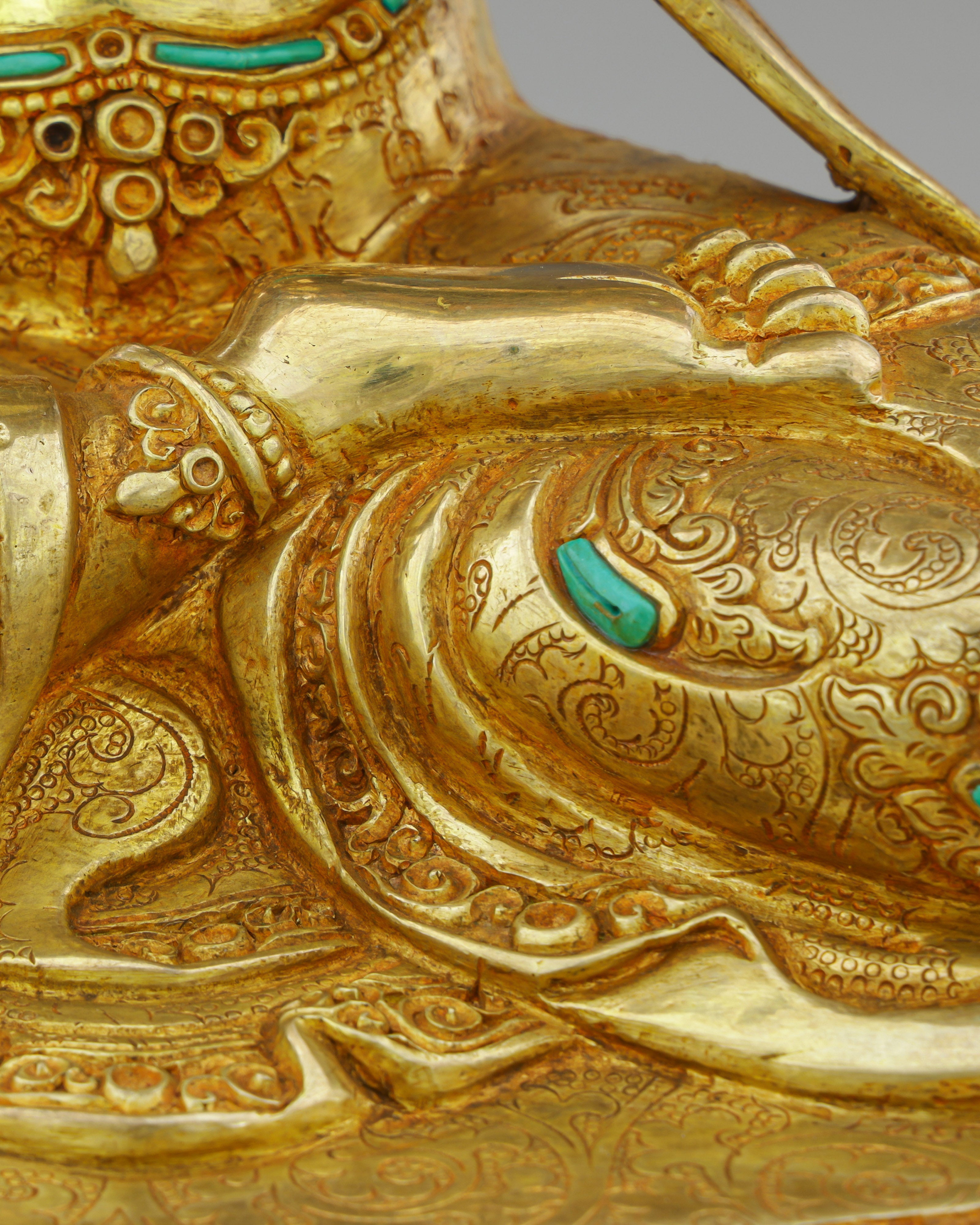 Chengresi Statue | Four-Armed Compassion Buddha in Radiant Gold